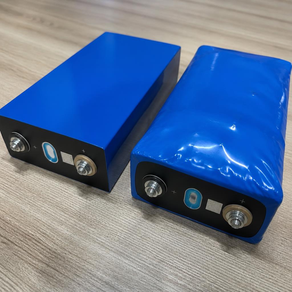 Ảnh thực tế so sánh: bên trái là pack pin LiFePO4 vỏ ngoài bình thường phẳng, bên phải là pack bị phồng vỏ rõ ràng, chụp cận cảnh góc 45 độ