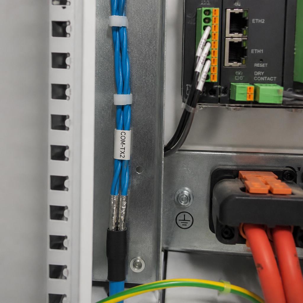 Cáp xoắn đôi có shield STP đi trong tủ ESS, tách biệt với cáp công suất, chụp cận cảnh bên trong tủ điện thực tế