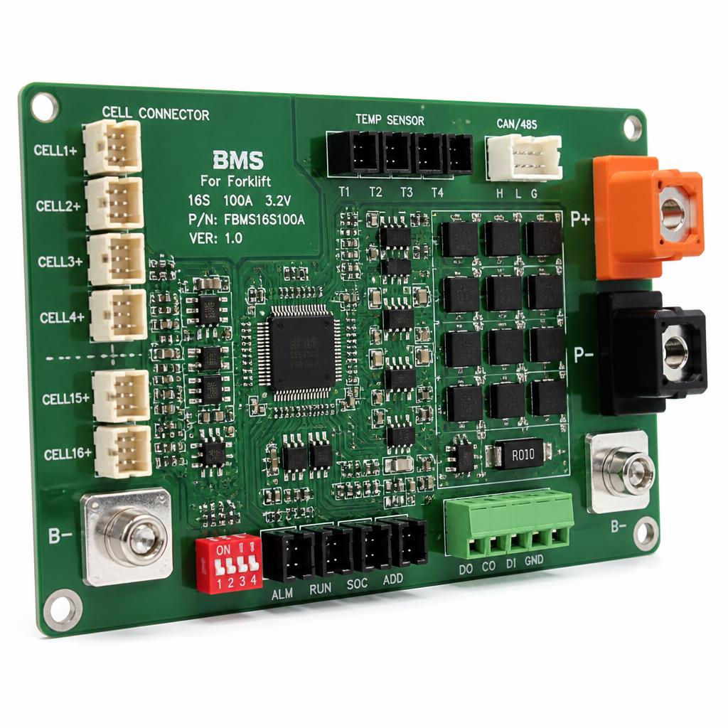 Mạch BMS cho xe nâng, ảnh cận cảnh board mạch BMS với các cổng kết nối cell, cảm biến nhiệt độ và đầu ra dòng điện, nền trắng rõ ràng