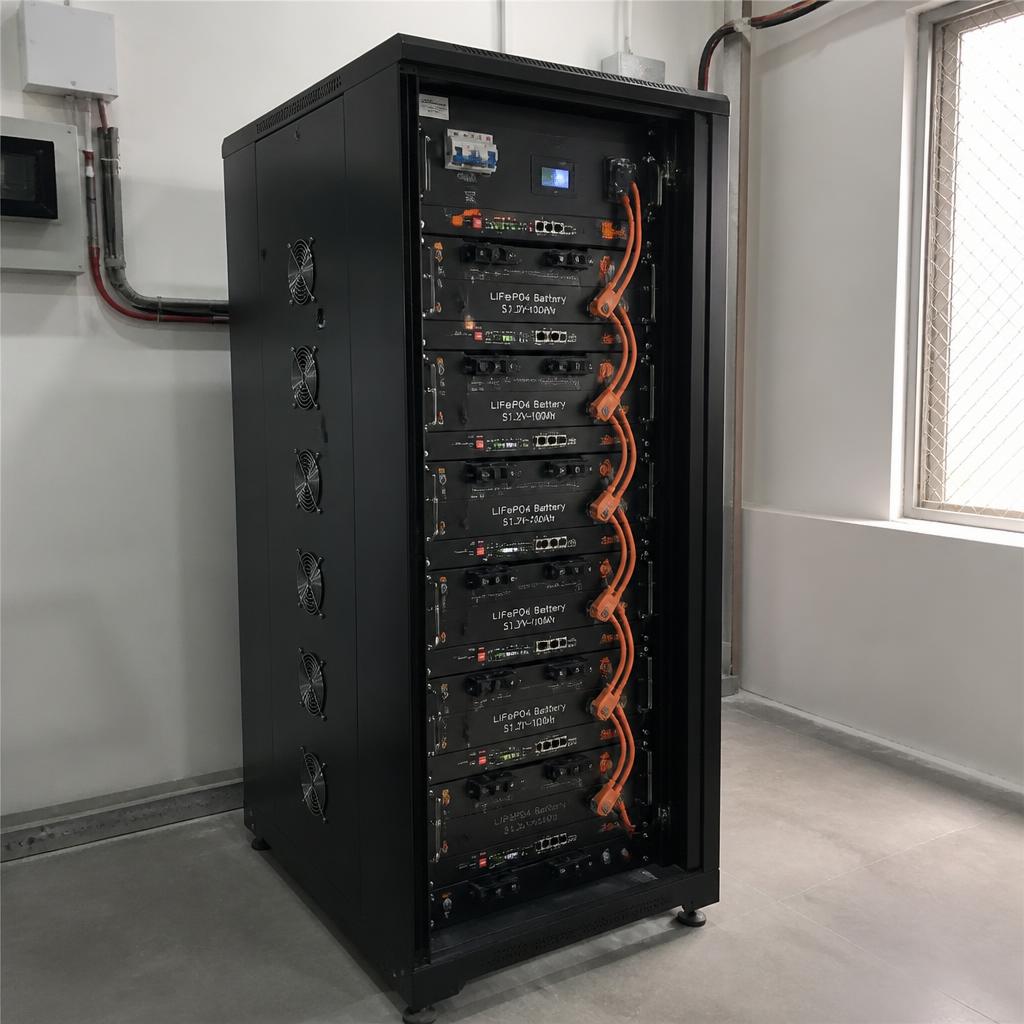 Tủ pin lưu trữ LiFePO4 lắp đặt trong phòng kỹ thuật thông thoáng, có quạt tản nhiệt, đặt cách tường để lưu thông không khí, chụp thực tế tại công trình