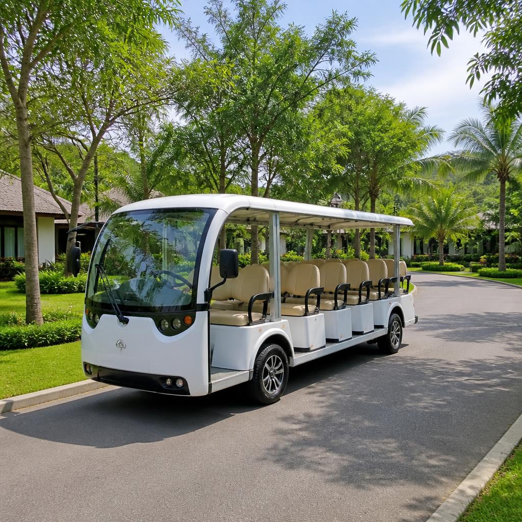 Xe điện du lịch 14 chỗ đang vận hành tại khu resort, chụp toàn cảnh xe trên đường nội khu, nền xanh cây